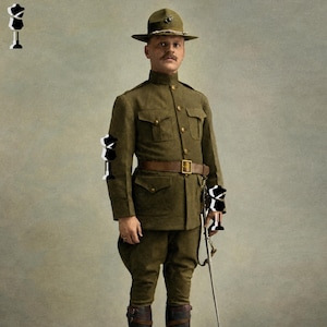 Pode incluir: Um homem em um uniforme militar verde-oliva vintage, completo com chapéu, jaqueta e calças combinando. O uniforme apresenta um cinto de couro marrom, e o homem está segurando uma espada. O fundo é de um tom neutro.
