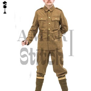 Puede incluir: Un uniforme militar de color marrón, compuesto por una chaqueta con cuatro bolsillos y botones dorados, y pantalones a juego. El uniforme incluye polainas. Es un disfraz histórico.