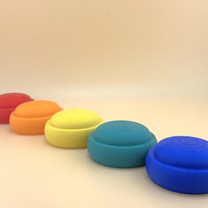 Bandejas em formato de mini pedras para brincadeiras sensoriais