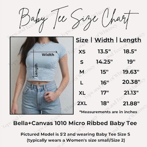 Op de afbeelding: Een maattabel voor het Bella+Canvas 1010 micro-geribbelde baby-t-shirt. De tabel toont breedte- en lengtematen in inches voor de maten XS tot 2XL. Het bevat een afbeelding van een lichtblauw kort T-shirt met korte mouwen en een blauwe spijkerbroek.