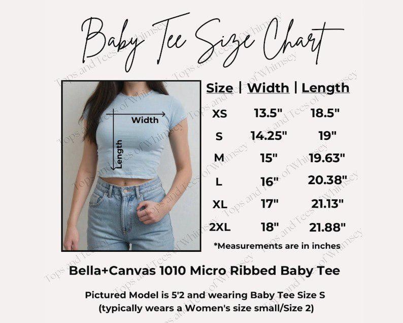 Op de afbeelding: Een maattabel voor het Bella+Canvas 1010 micro-geribbelde baby-t-shirt. De tabel toont breedte- en lengtematen in inches voor de maten XS tot 2XL. Het bevat een afbeelding van een lichtblauw kort T-shirt met korte mouwen en een blauwe spijkerbroek.