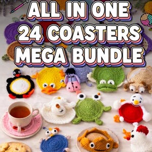 Puede incluir: Un conjunto de 24 posavasos de ganchillo con formas de animales, como un pingüino, un pato, una rana y una oveja. El texto "ALL IN ONE 24 COASTERS MEGA BUNDLE" está presente. Una taza de té descansa sobre un posavasos rosa.