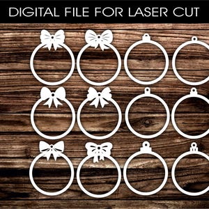 Puede incluir: Archivo digital para diseños de corte láser. La imagen muestra una colección de adornos circulares blancos con lazos y lazos para colgar. Los adornos están dispuestos sobre un fondo de madera. Los formatos de archivo incluyen PDF, EPS, PNG, SVG, DXF y CDR.