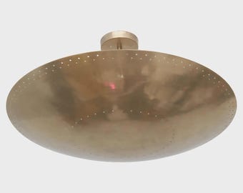 Colgante de latón en bruto perforado, enorme y cóncavo.