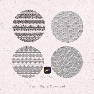 Peut inclure: Quatre motifs de pinceaux num&eacute;riques circulaires en noir et blanc, avec des motifs complexes. Les motifs comprennent de la dentelle, des formes en &eacute;ventail et des motifs floraux. L'image comprend &eacute;galement le texte "Brush Set" et "Instant Digital Download".