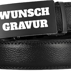 Puede incluir: Cinturón de cuero negro con acabado texturizado. La hebilla negra tiene el texto blanco "WUNSCH GRAVUR". El cinturón tiene un diseño clásico.