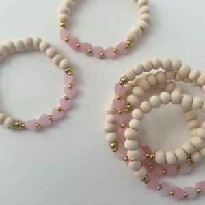 Hartvormige kralenarmband meisjes: rekbare sieraden voor peuters