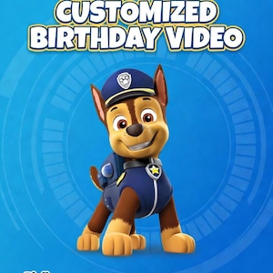 Puede incluir: Imagen de dibujos animados de Chase de Paw Patrol, vistiendo un uniforme y gorra de policía azules, sonriendo sobre un fondo azul. El texto "CUSTOMIZED BIRTHDAY VIDEO" está en la parte superior. El logotipo "Pizily" está en la parte inferior.
