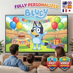 Puede incluir: Una familia mira la televisión que muestra una caricatura de Bluey, un perro azul, celebrando un cumpleaños. La pantalla muestra globos, un pastel y "Happy Birthday". El texto "FULLY PERSONALIZED Bluey" está encima. La imagen incluye banderas.