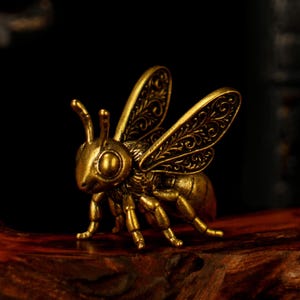 Rzeźba pszczoły z litego mosiądzu – figurka owada w stylu barokowym