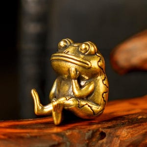 Solid Brass Frog Figurine – Retro Thinking Pose Statue for Desk or Bookshelf Decor