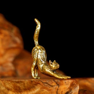Vintage Brass Cat Sculpture – Elegant Stretched Pose Home Decor and Desk Ornament