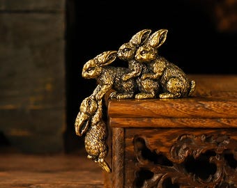 Massief messing beeldje van een liefdevol konijnengezin (vier konijntjes) als bureaudecoratie en cadeau.