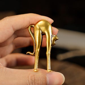 Escultura de gato estirable de latón macizo: elegante figura de gato, decoración minimalista para escritorio