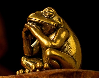 Escultura de rana pensante de latón: figura minimalista de rana meditando