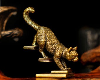 Figura de gato de latón macizo bajando escaleras: escultura felina retro y divertida para decoración del hogar.