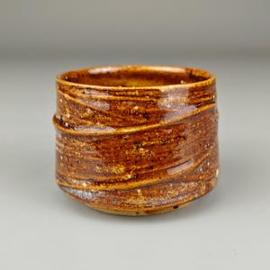 Handgefertigte Keramik Teetasse - Yunomi mit brauner Glasur und Oxid-Spuren