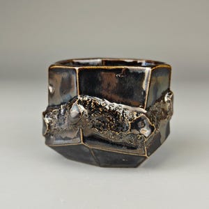 Handgemachte facettierte Teetasse: Kurinuki-Stil vulkanische Textur, dunkle metallische Glasur