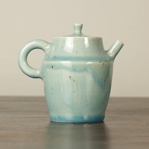 Handgemachte Gongfu Teekanne 150ml: Himmelblaue Seladonglasur, Oxidierte Sprenkel, Chinesische Teezeremonie