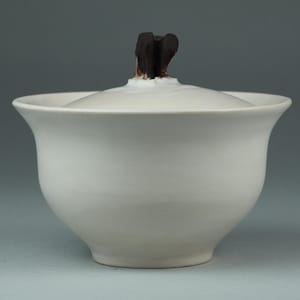 Gaiwan de cerámica hecho a mano de 120 ml: esmalte blanco satinado mate, pomo de madera flotante, infusión de té Gongfu.