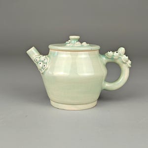 Teiera in ceramica fatta a mano da 100 ml: smalto celadon, decorazione scultorea a forma di occhio, piccolo servizio da tè gongfu