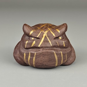 Angry Tea Toad | Gold-Patterned Figurine for Gongfu Tea | Kunming Studio 2023 | Hong Tieni Clay