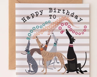 Può includere: Biglietto di compleanno con un'illustrazione di cartoni animati di cinque levrieri. La carta ha il testo "Happy Birthday To" e fumetti "Roooo". I cani sono di diversi colori, su uno sfondo a strisce.
