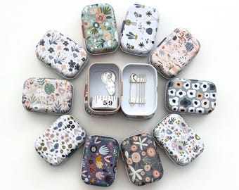 Juego de costura completo en lata floral, estuche magnético, juego de costura completo con cinta métrica, lindo regalo de costura.