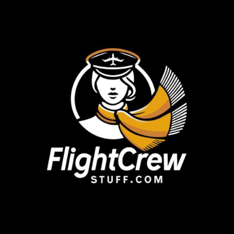 Op de afbeelding: Een wit en geel logo met een vrouwelijke piloot die een hoed en een sjaal draagt. De tekst "FlightCrew STUFF.COM" staat onder het logo.