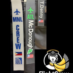 Op de afbeelding: Drie witte, grijze en zwarte bagagelabeltjes met geborduurde tekst en vliegtuigiconen. Het witte labeltje zegt "MNL CREW" met een Filipijnse vlag en een luchtvaartmaatschappijlogo. Het grijze labeltje zegt "ATL Mc Donough" met een Amerikaanse vlag. Het zwarte labeltje zegt "T. Denny" met een Amerikaanse vlag. De labeltjes zijn bevestigd aan een zwarte koffer.