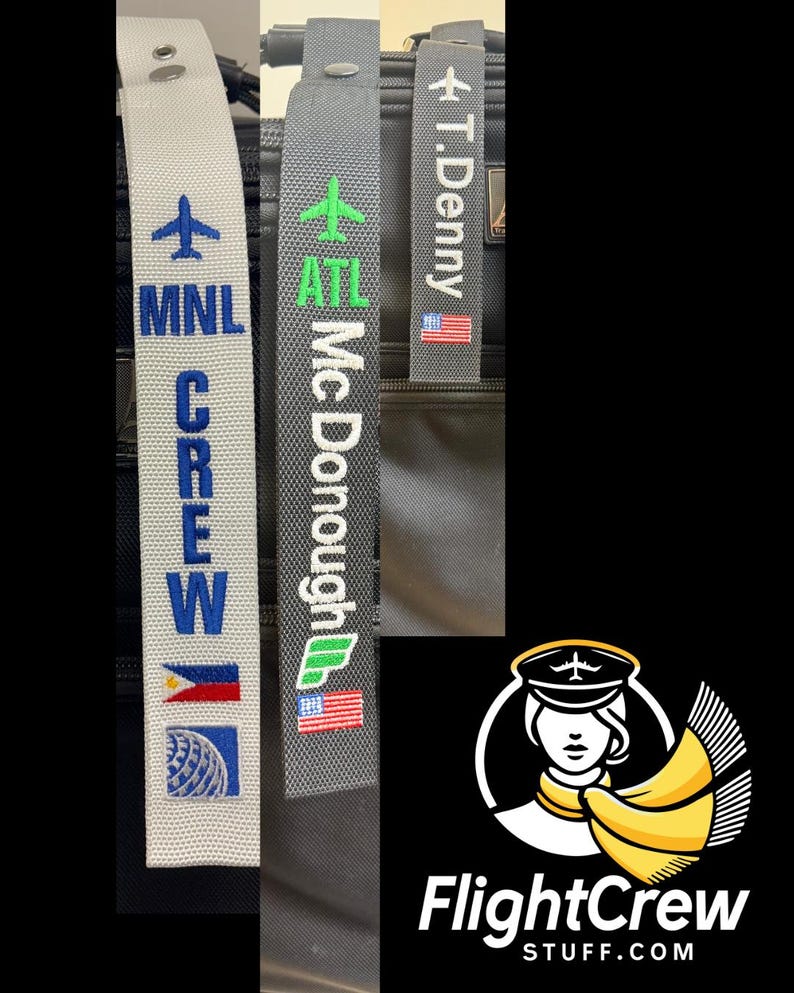 Op de afbeelding: Drie witte, grijze en zwarte bagagelabeltjes met geborduurde tekst en vliegtuigiconen. Het witte labeltje zegt "MNL CREW" met een Filipijnse vlag en een luchtvaartmaatschappijlogo. Het grijze labeltje zegt "ATL Mc Donough" met een Amerikaanse vlag. Het zwarte labeltje zegt "T. Denny" met een Amerikaanse vlag. De labeltjes zijn bevestigd aan een zwarte koffer.