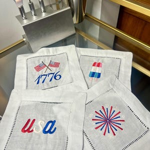 Serwetka koktajlowa patriotyczna haftowana Serwetki koktajlowe, zestaw 4 sztuk, serwetki lniane, serwetki do napojów, wózek barowy, prezent dla gospodyni, 4 lipca