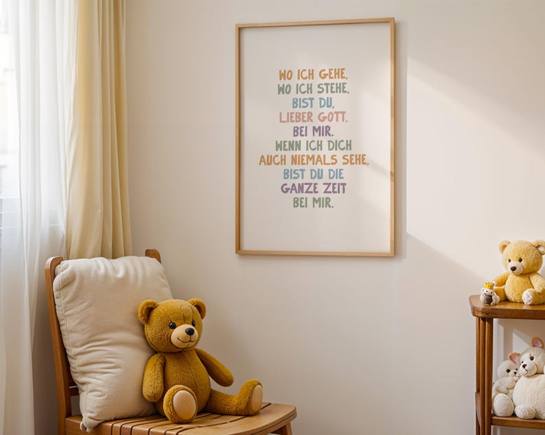 May include: A framed print with the text "WO ICH GEHE, WO ICH STEHE, BIST DU, LIEBER GOTT, BEI MIR, WENN ICH DICH AUCH NIEMALS SEHE, BIST DU DIE GANZE ZEIT BEI MIR." A brown teddy bear sits on a wooden chair next to a white pillow.