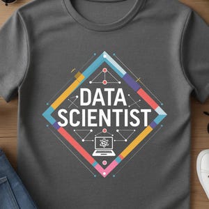 Puede incluir: Camiseta gris oscuro con un diseño geométrico colorido. El diseño presenta las palabras "DATA SCIENTIST" en blanco, junto con un icono de portátil y formas geométricas en azul, rojo, amarillo y rosa. La camiseta es de cuello redondo.