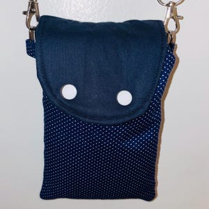 Elegancia azul marino: bolso Sarah de tres compartimentos con lunares