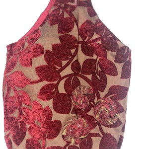 Jardín Carmesí – Bolso Hobo Tapizado con Rosetas