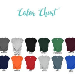 Peut inclure: Un nuancier de couleurs pr&eacute;sentant des t-shirts de diff&eacute;rentes couleurs : asphalte, athletic heather, noir, for&ecirc;t, vert sapin, marron, marine, orange, rouge, argent, ardoise et bleu roi. Le texte "Color Chart" est &eacute;crit en cursive.