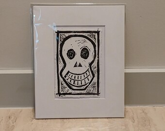 Grabado en linóleo de una calavera tallada a mano