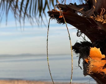 Złoty naszyjnik z turkusowymi koralikami: biżuteria warstwowa w stylu boho, styl nadmorski