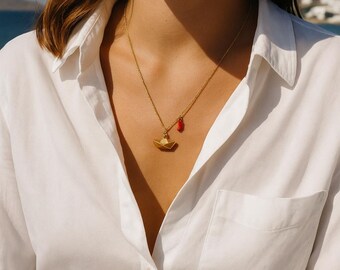 Collar de Barco Dorado: Charm de Coral Rojo, Plata 925, Hecho a Mano