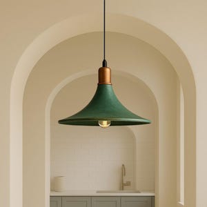 Luminária pendente feita à mão em latão marroquino com cúpula: pátina verde oxidada