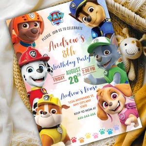 Op de afbeelding: Een kleurrijke Paw Patrol verjaardagsuitnodiging met tekenfilmfiguren. De uitnodiging bevat de tekst "Andrew's 8e verjaardagsfeest" met datum, tijd en RSVP-informatie. Het ontwerp bevat pootafdrukken en het Paw Patrol-logo.