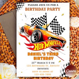 Può includere: Invito per una festa di compleanno con una vivace auto Hot Wheels arancione. L'invito include il testo "PLEASE JOIN US FOR A BIRTHAY PARTY" e i dettagli del terzo compleanno di Daniel, con bandiere a scacchi.