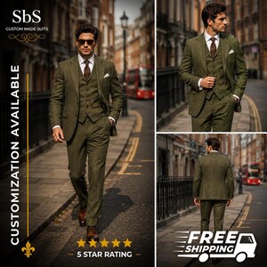 Op de afbeelding: Een driedelig olijfgroen tweed pak bestaande uit een blazer, een vest met knopen en een bijpassende broek. Het pak wordt gedragen met een wit overhemd met kraag en een bruine das. Tekst op de afbeelding bevat SbS CUSTOM MADE SUITS en FREE SHIPPING.