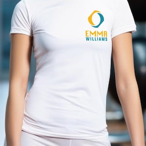 K&ouml;nnte beinhalten: Wei&szlig;es Sport-T-Shirt mit Logo und dem Text "EMMA WILLIAMS". Das Shirt hat kurze &Auml;rmel und die Worte "QUICK-DRY FABRIC" sind oben rechts aufgedruckt. Das Model tr&auml;gt eine wei&szlig;e Sporthose.