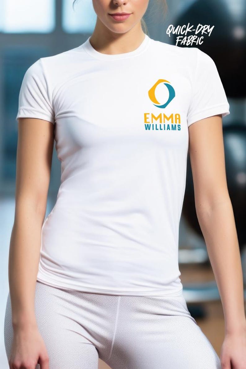 K&ouml;nnte beinhalten: Wei&szlig;es Sport-T-Shirt mit Logo und dem Text "EMMA WILLIAMS". Das Shirt hat kurze &Auml;rmel und die Worte "QUICK-DRY FABRIC" sind oben rechts aufgedruckt. Das Model tr&auml;gt eine wei&szlig;e Sporthose.