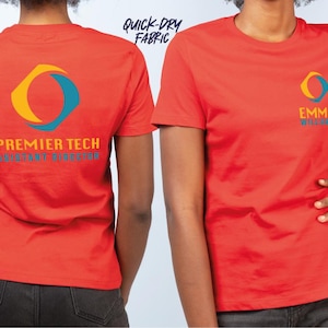 K&ouml;nnte beinhalten: Zwei Ansichten eines korallenfarbenen T-Shirts mit Rundhalsausschnitt. Auf der Vorderseite des Shirts befindet sich ein kleines Logo und der blaue Text "EMMA". Auf der R&uuml;ckseite des Shirts befindet sich ein gr&ouml;&szlig;eres Logo mit dem Text "PREMIER TECH" und "PROPERTY SOLUTIONS".