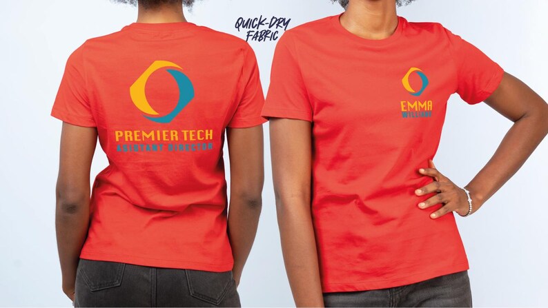 K&ouml;nnte beinhalten: Zwei Ansichten eines korallenfarbenen T-Shirts mit Rundhalsausschnitt. Auf der Vorderseite des Shirts befindet sich ein kleines Logo und der blaue Text "EMMA". Auf der R&uuml;ckseite des Shirts befindet sich ein gr&ouml;&szlig;eres Logo mit dem Text "PREMIER TECH" und "PROPERTY SOLUTIONS".