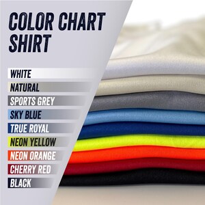 K&ouml;nnte beinhalten: Ein Stapel farbiger Hemden in verschiedenen Farbt&ouml;nen, darunter Wei&szlig;, Natur, Sportgrau, Himmelblau, K&ouml;nigsblau, Neongelb, Neonorange, Kirschrot und Schwarz. Der Text "COLOR CHART SHIRT" ist oben zu sehen.