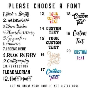 K&ouml;nnte beinhalten: Grafik mit einer Auswahl an Schriftarten f&uuml;r individuellen Text. Der Text "PLEASE CHOOSE A FONT" steht oben, gefolgt von nummerierten Schriftoptionen, darunter "Warm Wishes", "Signature" und verschiedene "Custom Text"-Stile.
